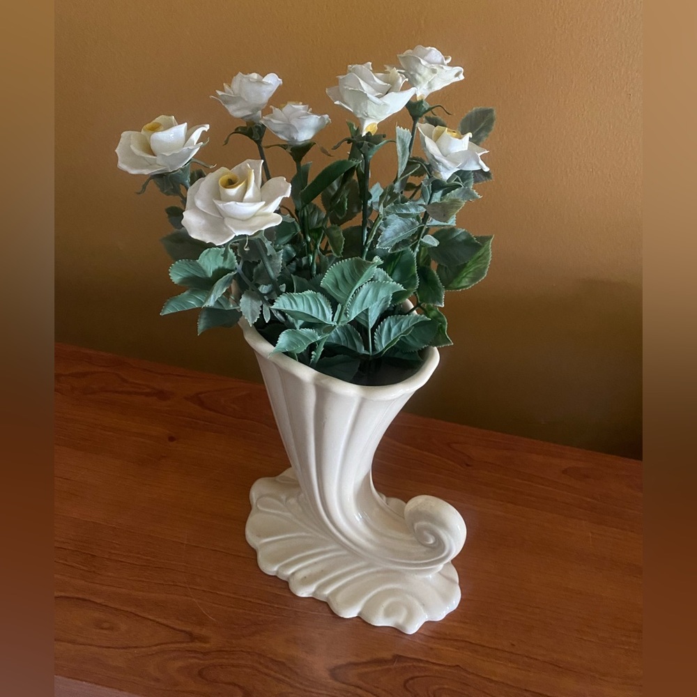 Vintage porcelain white roses / faux flowers - Picture 2 of 15